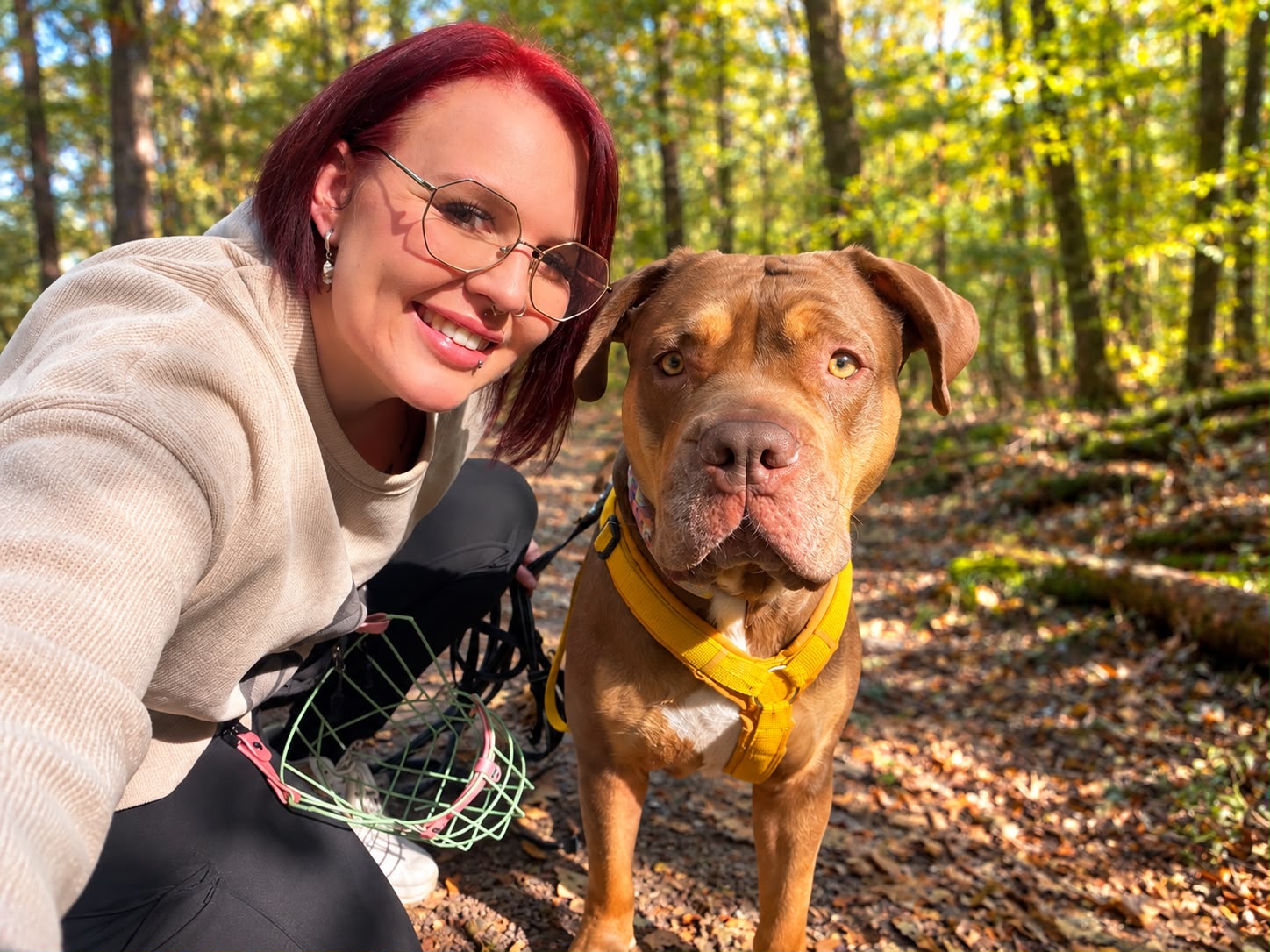 Vanessa mit ihrem Hund Cookie bei einem Spaziergang im Wald